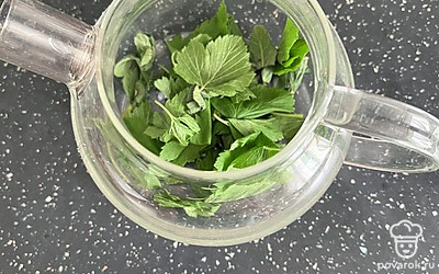 Листья смородины и мяты обмыть, поместить в заварочный чайник.