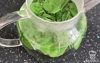 Воду вскипятить, залить в чайник.