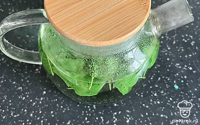 Накрыть чайник крышкой, дать настояться в течение 15 минут.