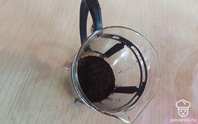 Высыпать в заварочный чайник черный чай.