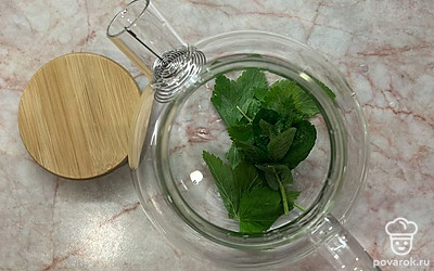 Промыть травки, если используете свежие листья. Поместить в заварочный чайник мелиссу и смородину.