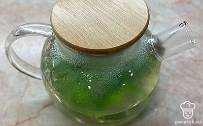 Закрыть чайник крышкой и дать настояться 10 минут.