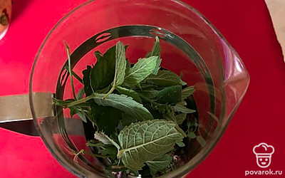 В заварочный чайник выложить листья.