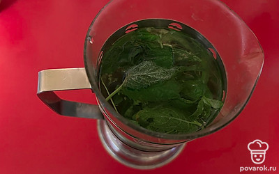 Залить листья горячей водой.