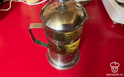 Закрыть чайник крышкой и дать настояться напитку 10 минут.