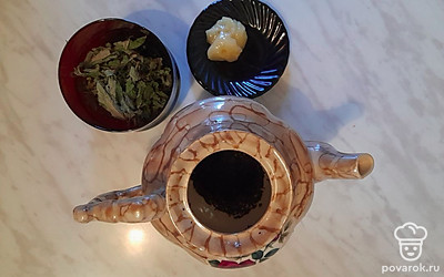 В заварочный чайник положите черный чай.