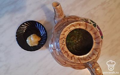 Залейте горячей (75-80 градусов) водой. После чего положите мелиссу и мяту. Перемешайте и дайте настояться 10-15 минут, затем добавьте мед. Важно! При нагревании выше 45 градусов мед теряет все полезные свойства, поэтому следует его добавлять спустя указанное время. 