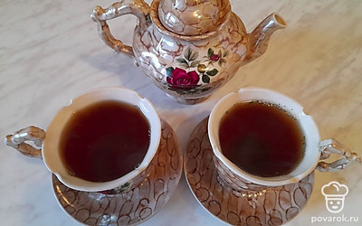Разлейте чай по чашкам и подавайте к столу. Приятного чаепития!