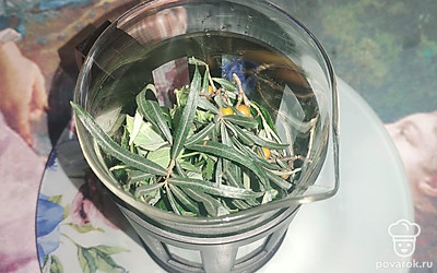 Ошпарьте кипятком ваш заварочный чайник и сложите в него листья в произвольном порядке.