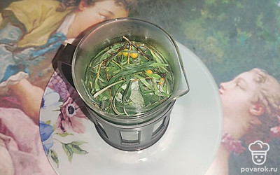 Залейте листья кипятком (температура воды 70-80 градусов), добавьте сахар и накройте крышкой. Дайте настояться вашему напитку 10-15 минут. Чай готов.
