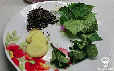 Заварочный чайник ошпарить кипятком. Взять сухой чай и наши ароматные травы. Имбирь порезать на тонкие ломтики.