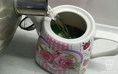 Все ингредиенты залить крутым кипятком и дать настояться минимум 10 минут.