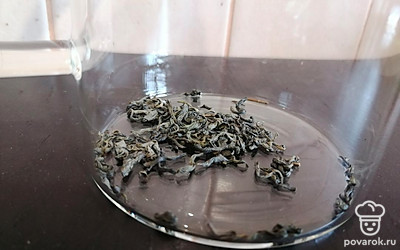 В пресс или заварочный чайник положите щепотку зеленого чая.