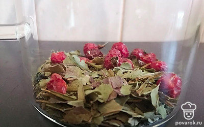 Подожите ягоды шиповника.