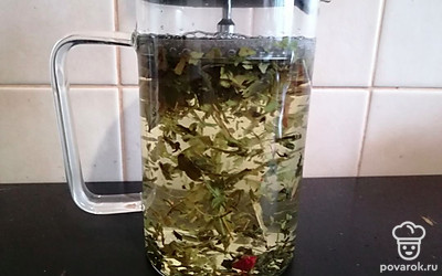 Залейте кипятком, дайте настояться 10 минут. 