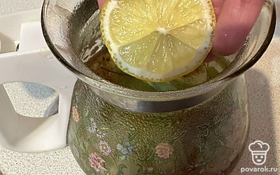 Добавляем лимон. Настаиваем чай 5 минут.