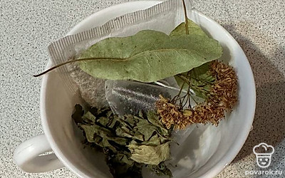 В кружку выкладываем чай и травы.