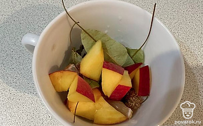 Добавляем мелко нарезанные персики.