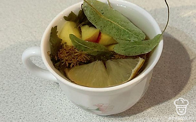 Вливаем кипяток. Настаиваем 5 минут.