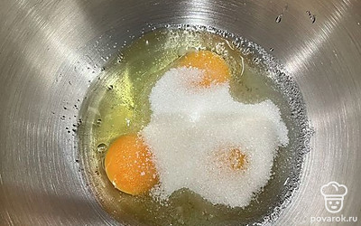 К яйцам всыпьте сахар.