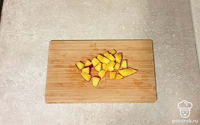 Нектарин хорошо помойте и удалите косточку. Нарежьте мелким кубиком.