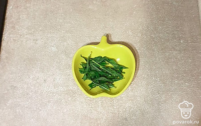 Мяту помойте и слегка помните.