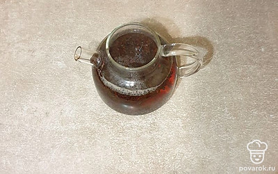 В заварочный чайник положите чай и залейте кипятком. Оставьте на 5 минут.