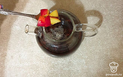 К чаю добавьте нарезанный нектарин.