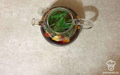 Затем положите мяту и дайте настояться 4-5 минут.