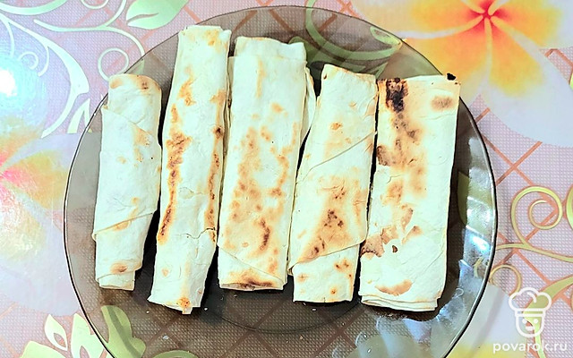 Хрустящие трубочки с творогом и изюмом из лаваша — Рецепт с фото