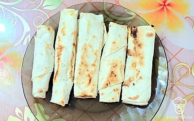 Готовые трубочки с творогом и изюмом подавать к чаю. 