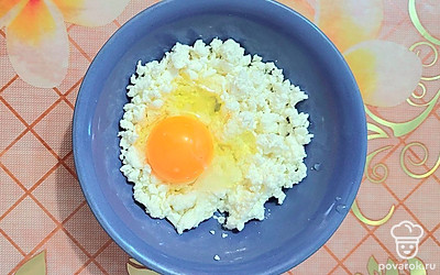 Творог смешать с сахарозаменителем и яйцом. 