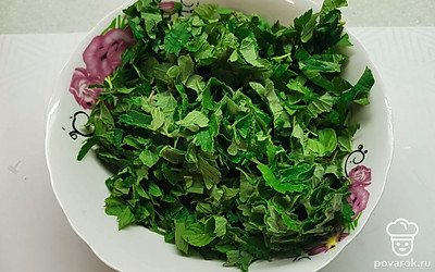 Травы порезать средними кусочками и хорошо перемешать. 