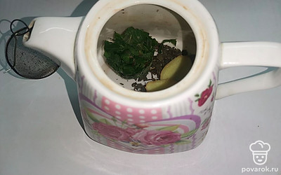 Вот и все, наши ароматные заготовки готовы. Теперь, когда нужно просто взять замороженный кусочек листьев и заварить вместе с черным или зеленым чаем, можно добавить дольки имбиря.