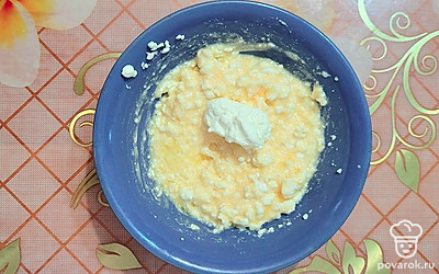 Добавить сметану, все перемешать. 