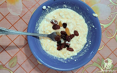 В творожную массу положить изюм, снова перемешать. 