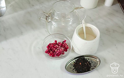 Подготовьте все необходимые ингредиенты. Заварочный чайник предварительно прогрейте, сполоснув кипяточком.