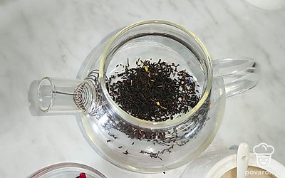 Насыпьте черный чай крупнолистовой в заварочный чайник.