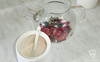 Добавьте ягоды клюквы, сахар.