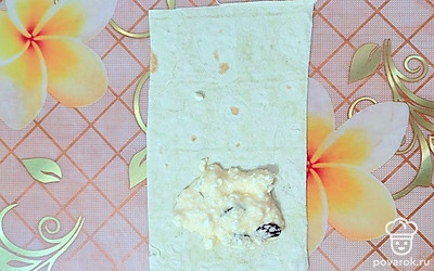 Лаваш разрезать на прямоугольники. Выложить на них творожную начинку, свернуть в трубочки. 