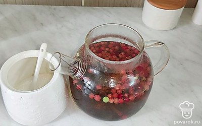 Залейте крутым кипятком, накройте крышкой и оставьте настаиваться на 10 минут.