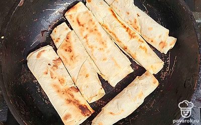 Трубочки смазать белком. Жарить на сухой сковороде с обеих сторон. Томить по 3 минуты, до подрумянивания. 