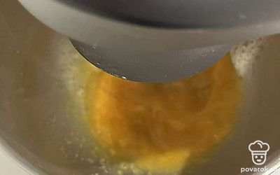 Взбейте яйца около 10 минут.