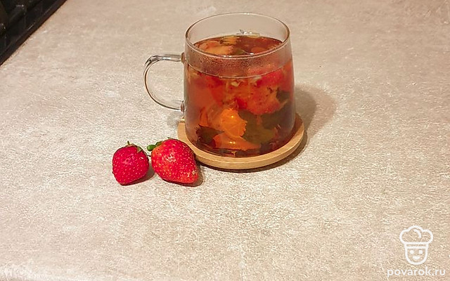 Черный чай с клубникой, мятой и листьями смородины — Рецепт с фото