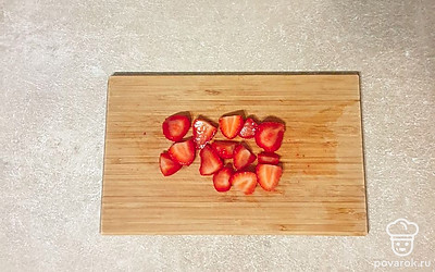 Клубнику помойте и нарежьте.