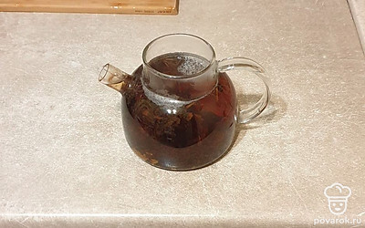 В чайник для заваривания положите черный чай и залейте его кипятком. Оставьте на 5 минут.