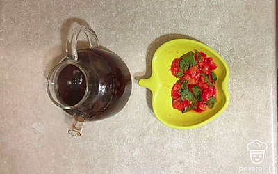 Клубнику и мяту выложите в тарелку и помните вилкой, чтобы клубника пустила сок.