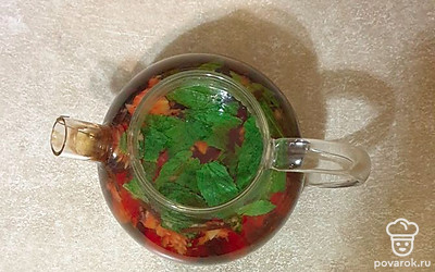 В чайник добавьте клубнику с мятой и дайте постоять еще около 5 минут.