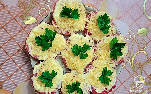 Аппетитная закуска из помидоров с сыром и чесноком — Рецепт с фото