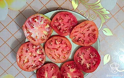 Помидоры нарезать кружочками толщиной 5-7 миллиметров.